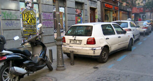 Parkering på gatan i Madrid, Spanien.