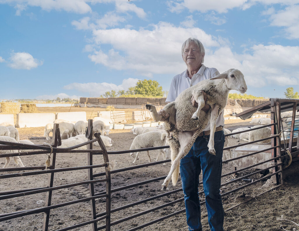 Juan Antonio Márquez med lamm i famnen.
