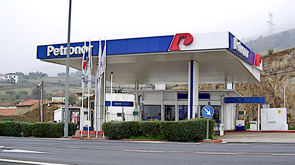 Bensinstation i Cañaveral, Cáceres, Spanien. Här finns pumpar för bensin och diesel.