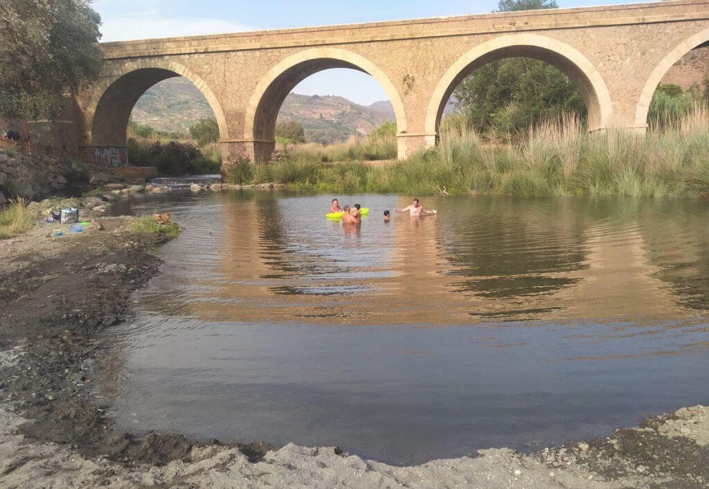 Badplatsen Poza del Río Guadalfeo i Órgiva, Spanien.