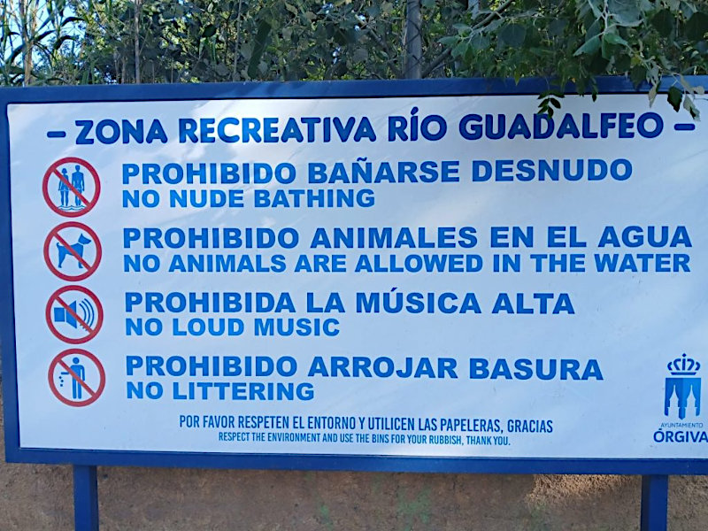 Förbudsskylt vid badplatsen i Poza del Río Guadalfeo.