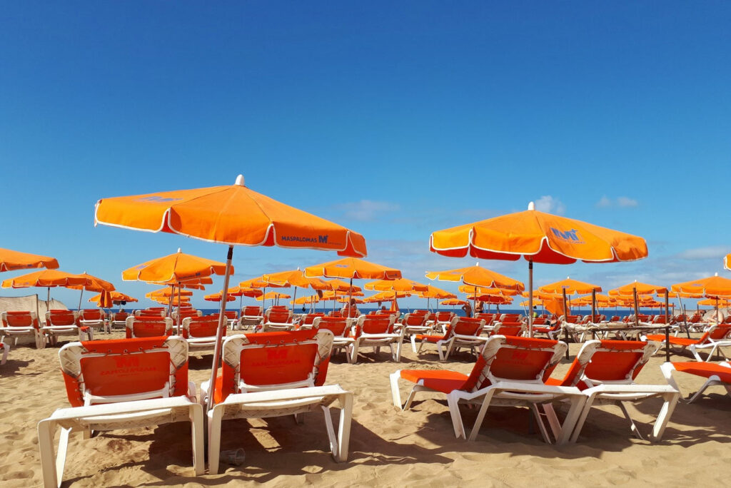 Solsängar och parasoller på Gran Canaria, Spanien.