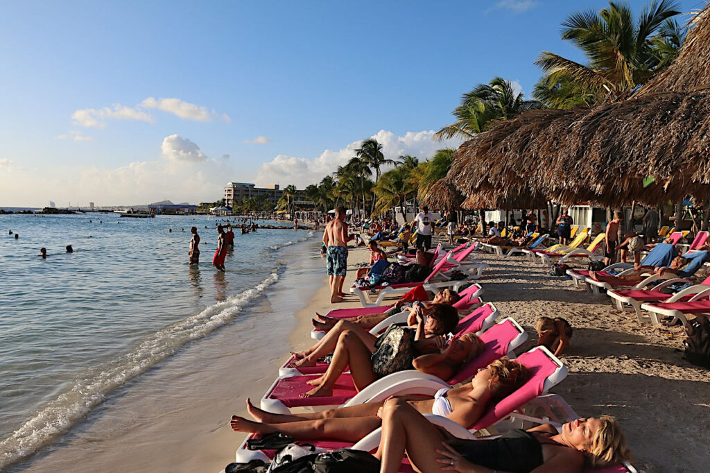 Solande på en strand i Spanien.