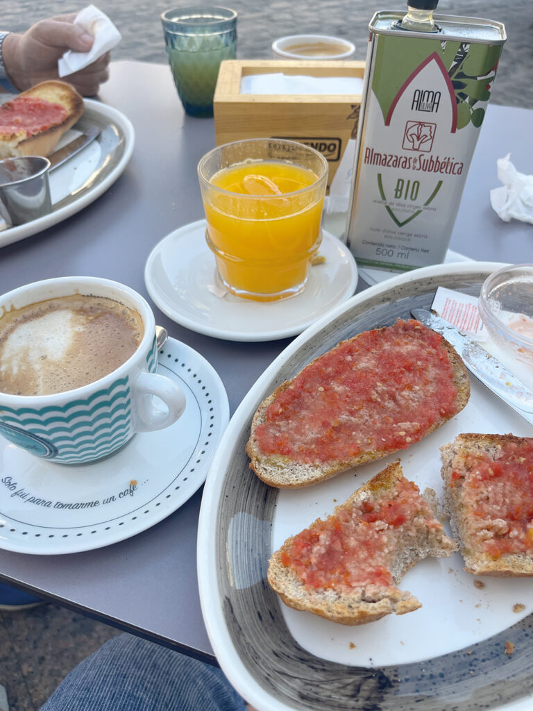 Frukost på hotellet.