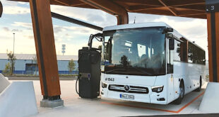 Mercedes-Benz eIntouro laddas under sommartesten i Andalusien.