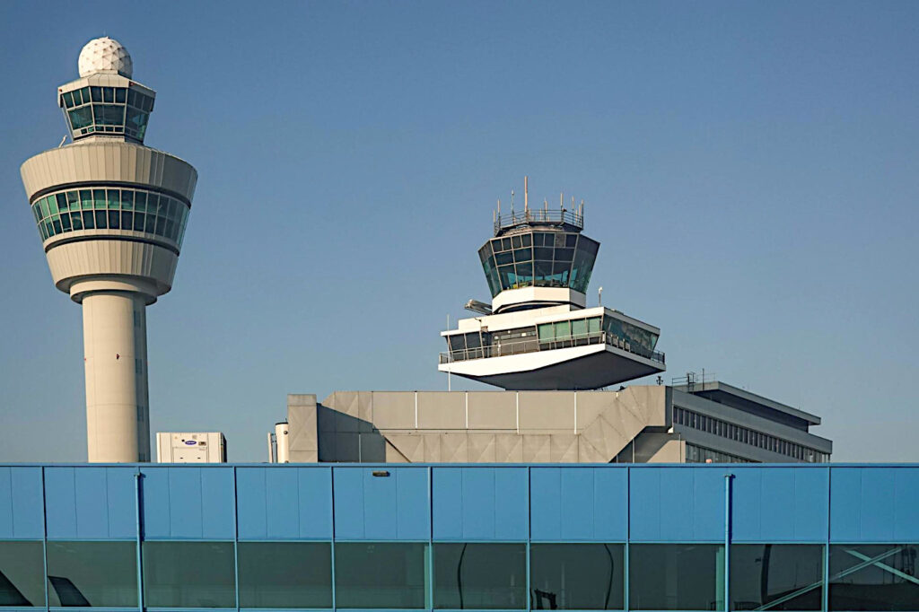 Kontrolltorn med flygledare.