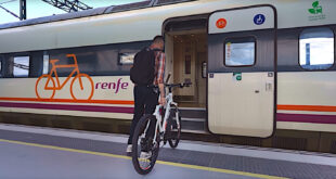 En cyklist lastar in sin cykel i ett tåg från Renfe, Spanien.