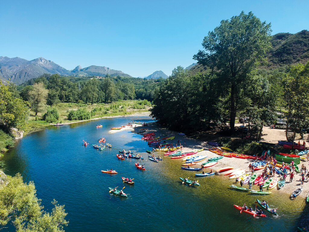 Paddling i flod i Asturien.