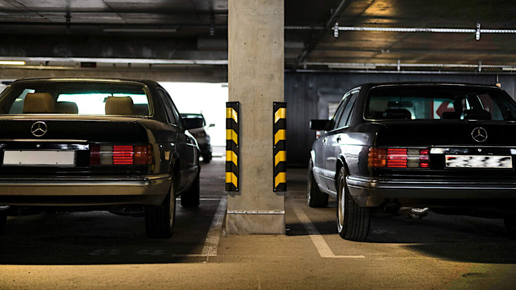 Garageplatser i parkeringsgarage.