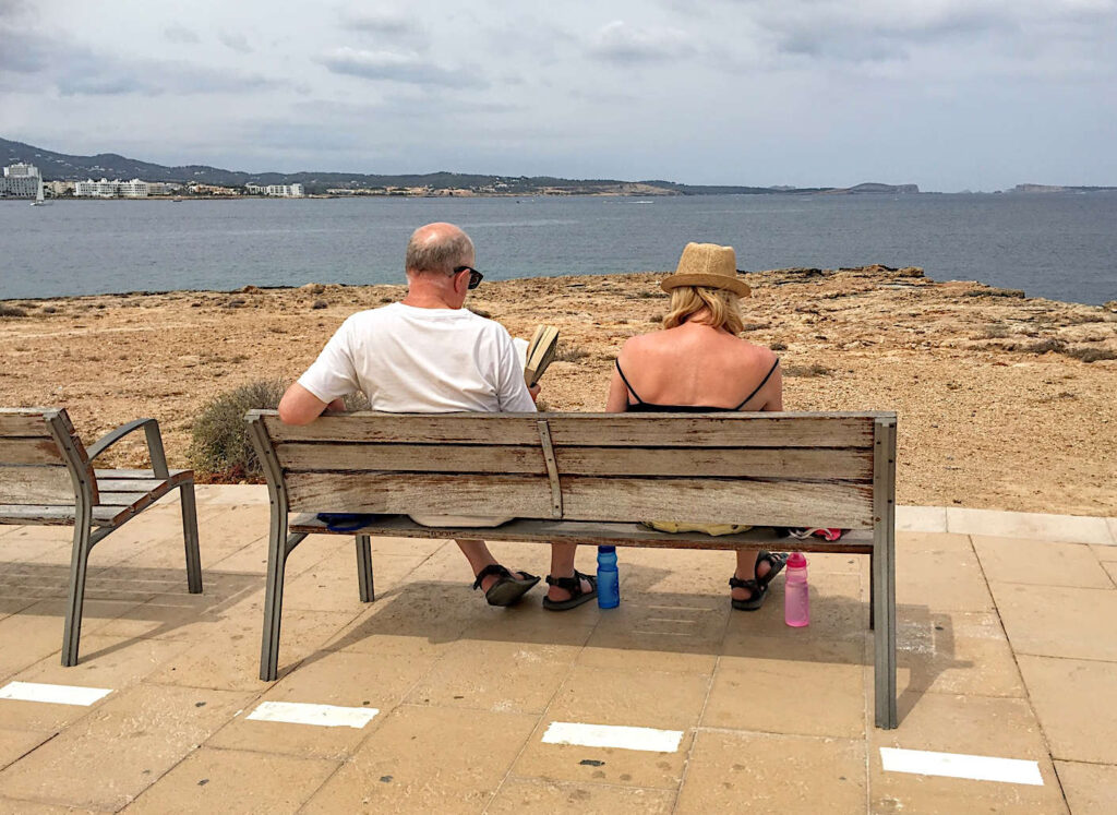 Pensionärer på en bänk i Spanien.