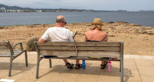 Pensionärer på en bänk i Spanien.