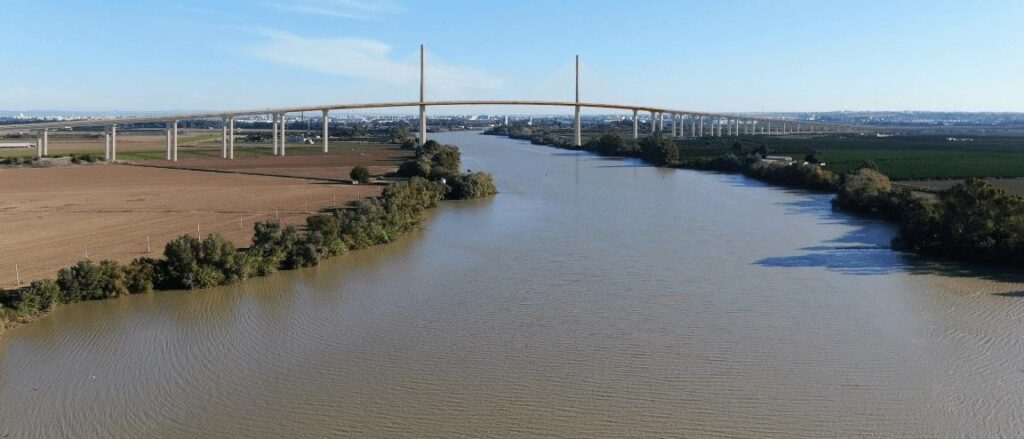 Planerad bro (se-40) över floden Guadalquivir i Sevilla.