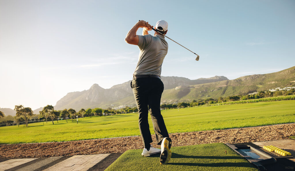 En golfspelare som svingar.