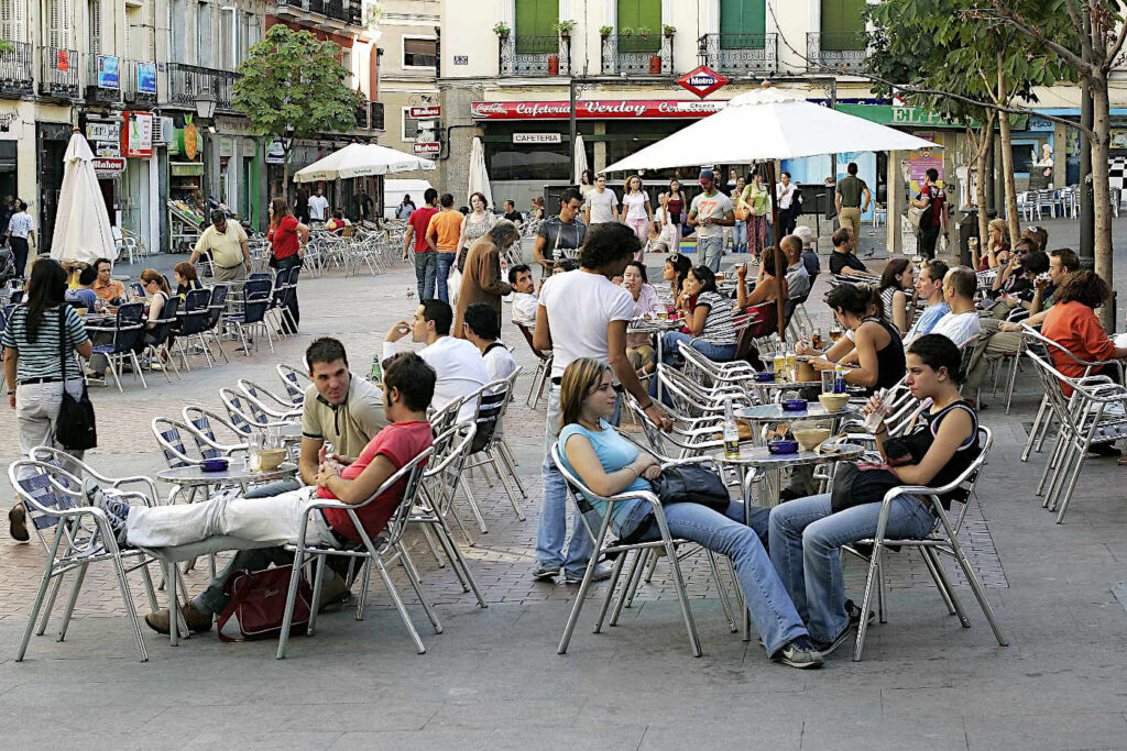 Stolar och bord på en uteservering i Madrid, Spanien.