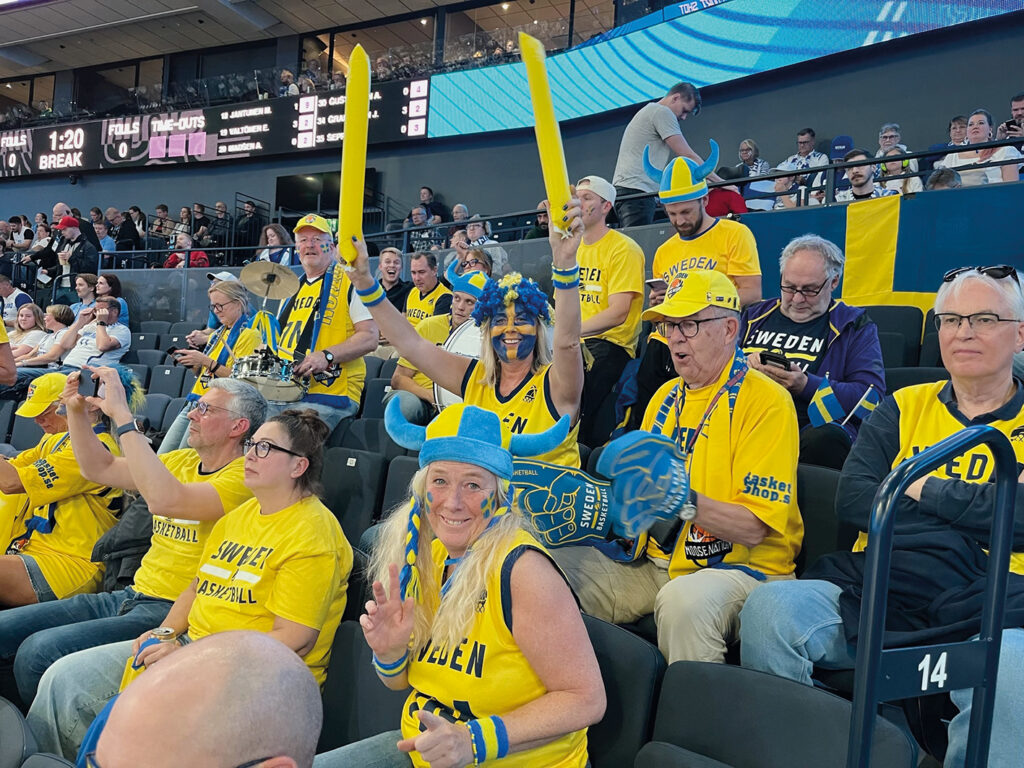 Glada svenska fans.