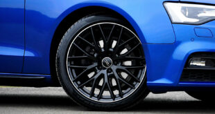 Blå bil med bra däck.