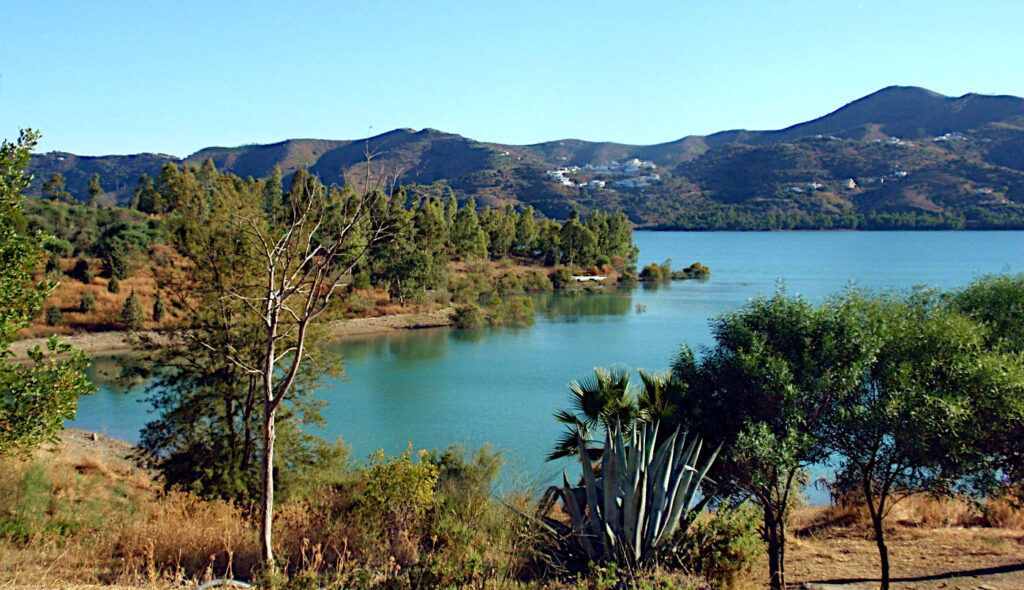 La Viñuela-reservoaren, Embalse de la Viñuela. Den största vattenreservoaren i Málagaprovinsen.