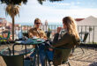 Turister på en uteservering i Spanien.