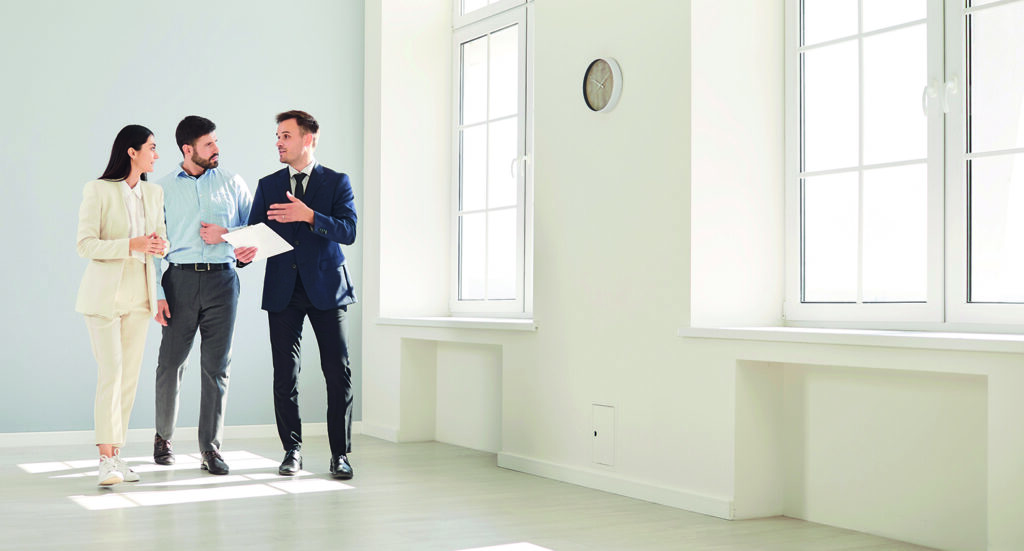 Mäklare som visar en bostad för kund.