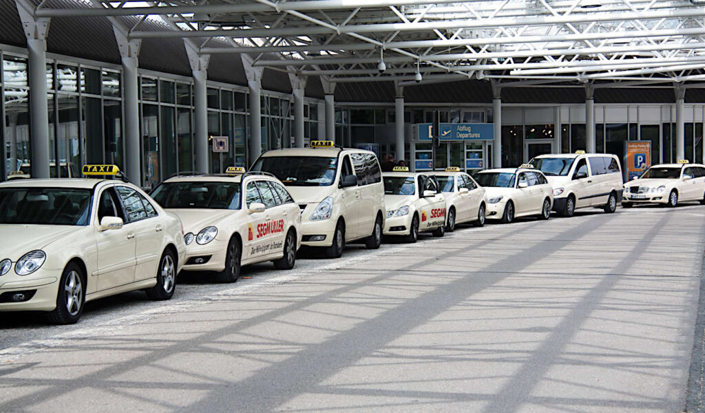 Taxibilar i kö på flygplats.