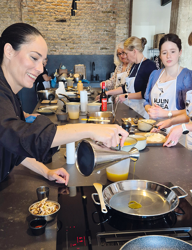 Alba startar matlagningen på Kulinarea i Málaga.