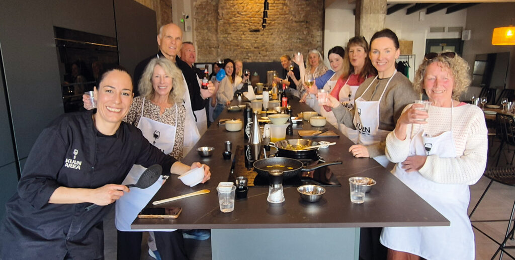 Glada människor på Kulinarea i Málaga.