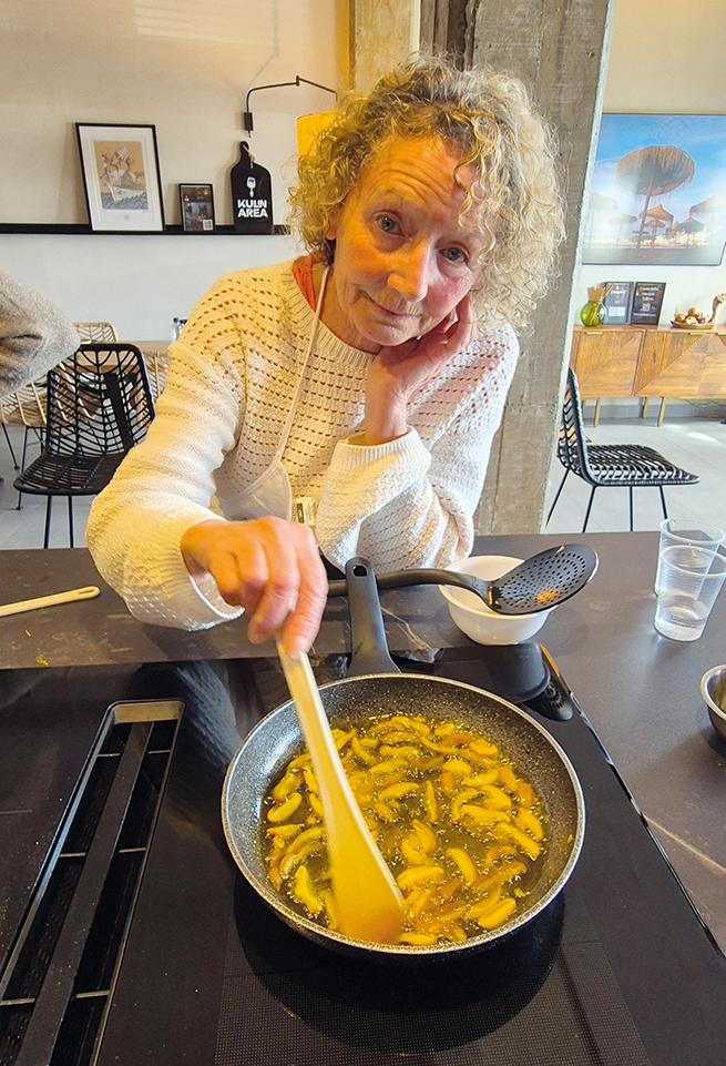 Champinjoner som steks.