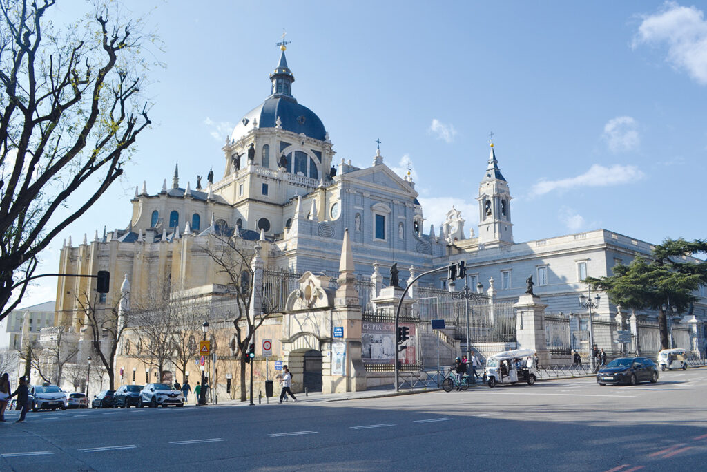 Katedralen Almudena i Madrid, Spanien.