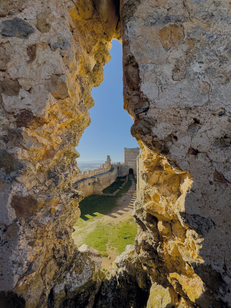 Utsikt genom en öppning i tornet.