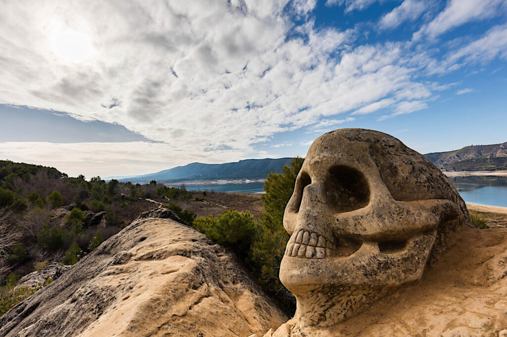 En av skulpturerna på Ansiktsrutten, Spanien.
