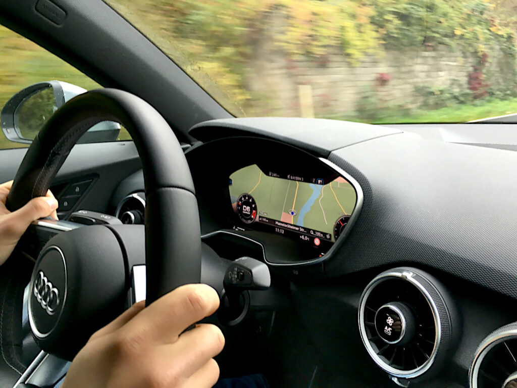 En förare som kör bil.