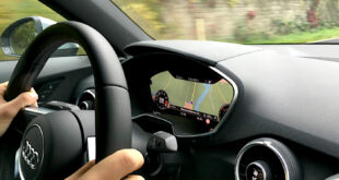 En förare som kör bil.