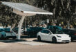 Solcellsdriven laddstation för elfordon.