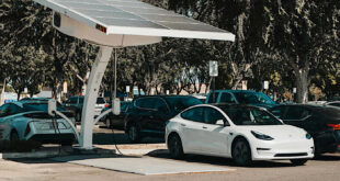 Solcellsdriven laddstation för elfordon.