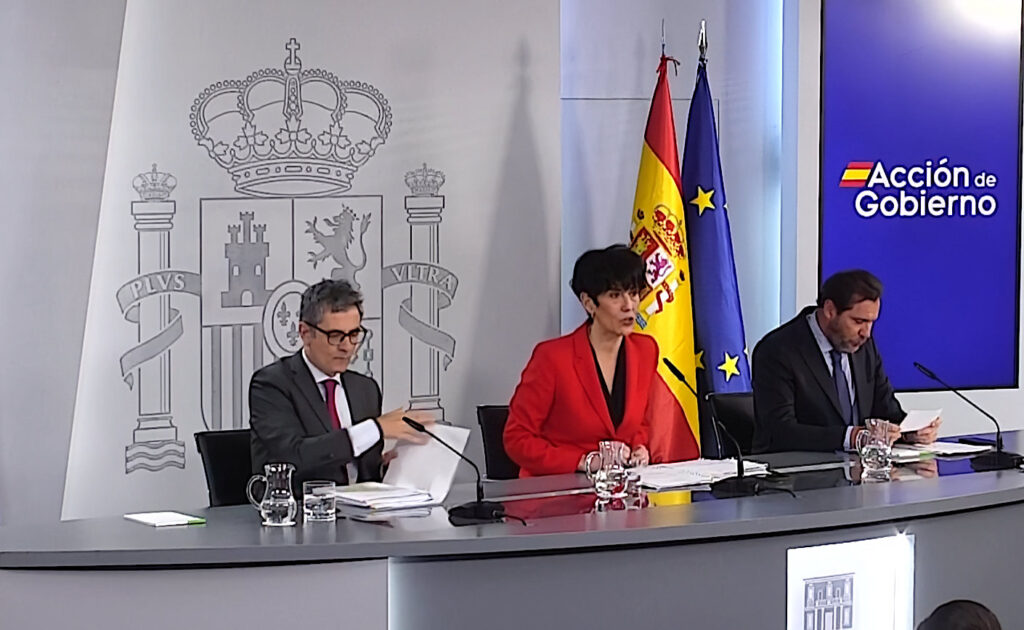 Regeringens talesperson Elma Saiz meddelar regulariseringen av papperslösa migranter.