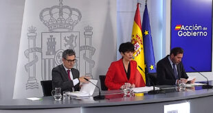 Regeringens talesperson Elma Saiz meddelar regulariseringen av papperslösa migranter.