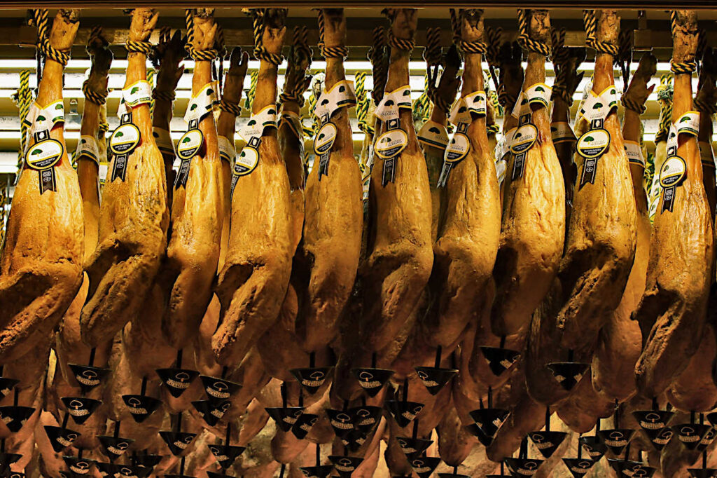 Iberisk skinka är en av många kända spanska gourmetprodukter.