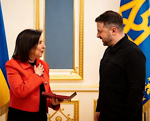 Margarita Robles tar emot en orden från Volodymyr Zelenskyj i Ukraina.