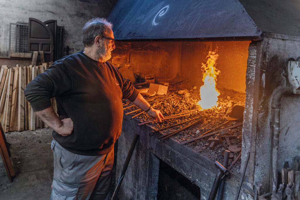 Smed i arbete.