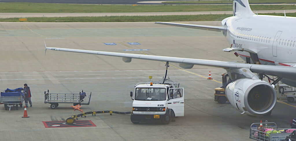 Tankning av flygplan med flygbränsle.