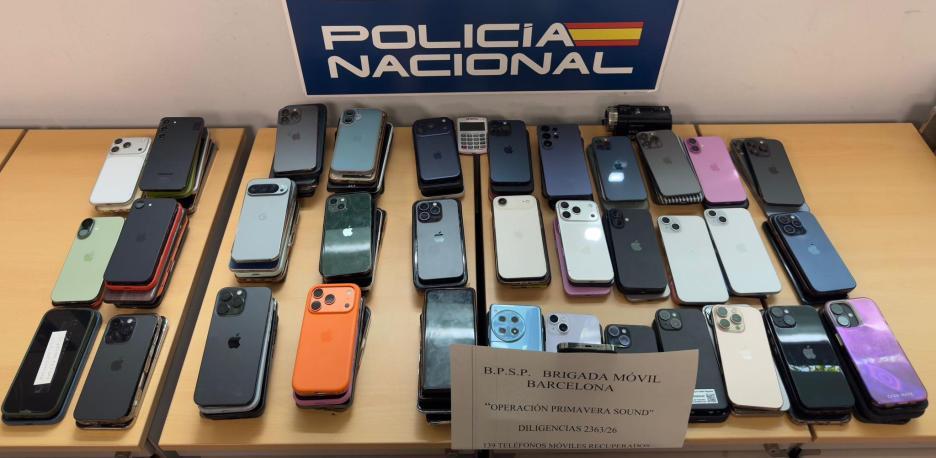 139 stulna mobiltelefoner beslagtagna i Barcelona, Spanien.