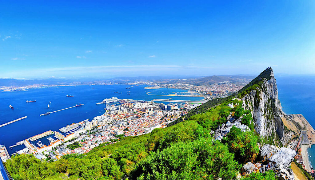 Gibraltar med Spanien i bakgrunden.