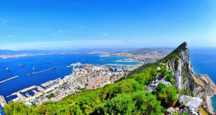 Gibraltar med Spanien i bakgrunden.