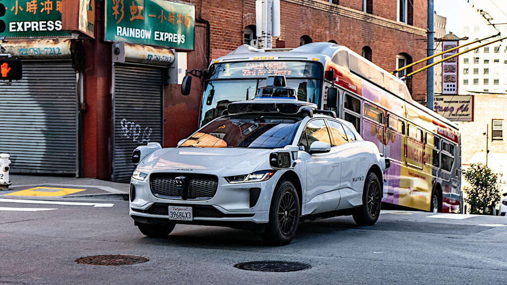 En robottaxi, en förarlös taxibil i USA.