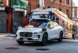 En robottaxi, en förarlös taxibil i USA.