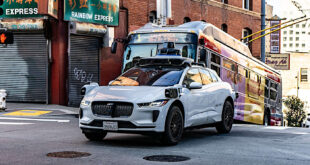 En robottaxi, en förarlös taxibil i USA.
