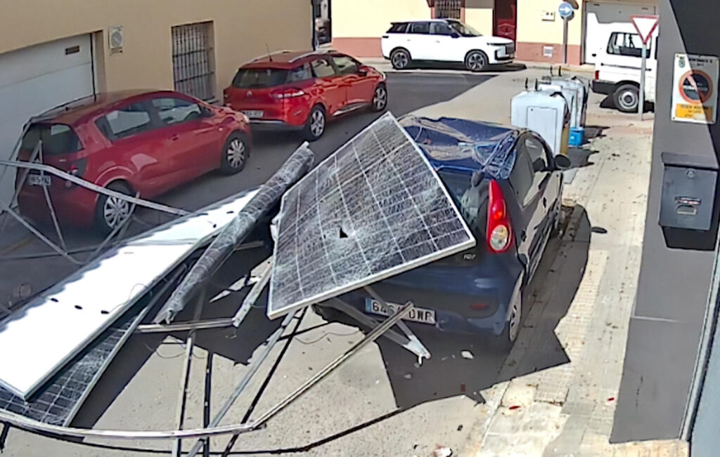 Solpanel kraschar bil i Spanien.